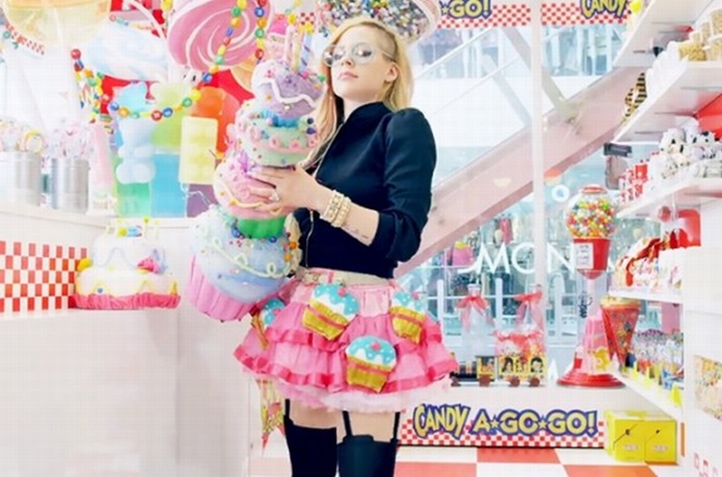 Avril Lavigne Hello Kitty 04
