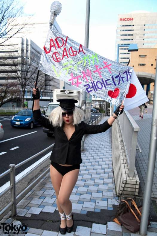 Lady-Gaga-Japanese-Fans-06